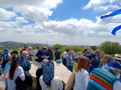 התכנסות התייחדות באנדרטה בגבעת החי"ש
