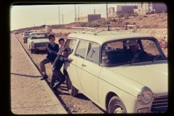 שלושת ילדי סמואל הגדולים ואבא אלחנן (בתוך הרכב המשפחתי) - רחוב השיירות