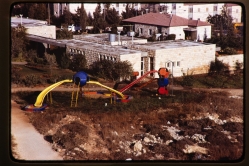 גן השעשועים במרכז היישוב