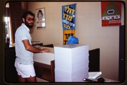 ברנרד קמפל מקבל שירות מה'טלרית' בבנק, שלומית ברוכי