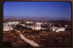 מבט מזרחה ממגדל מיכלי המים שהיה בעבר בין הישיבה לישוב